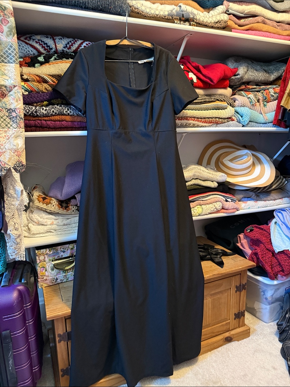 Elegant Black Short-Sleeve Maxi Dress with Square Neckline